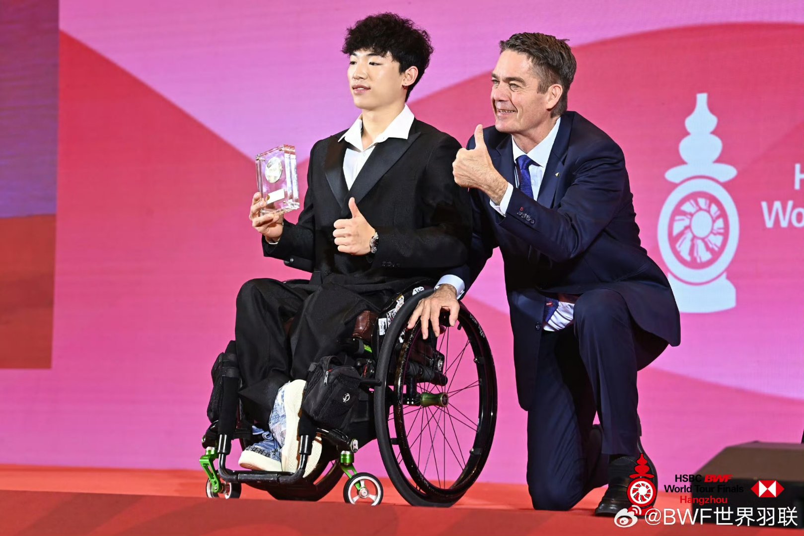 包含神话般故事在比赛场上上演，球员们尽显风采的词条