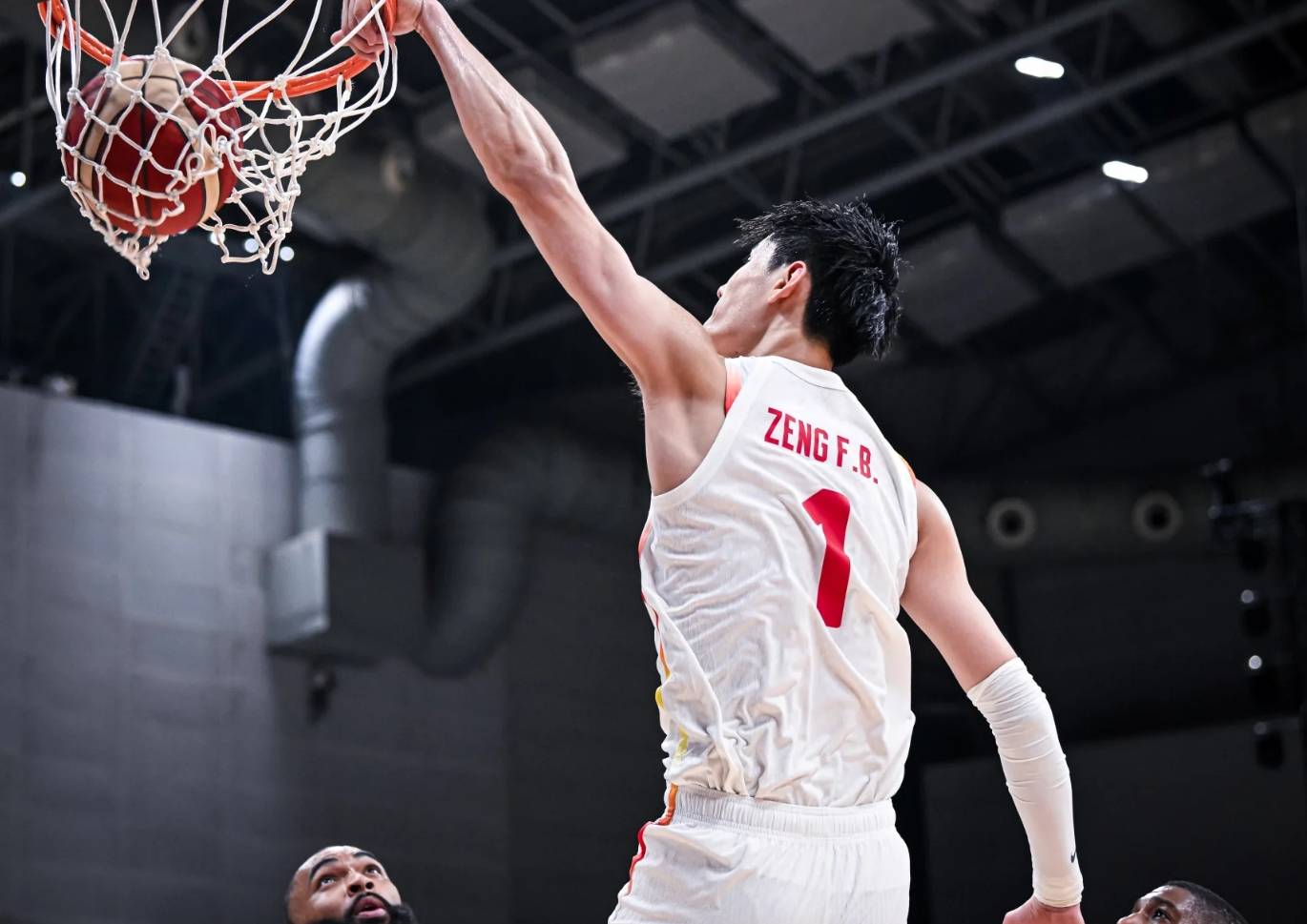篮球明星拼尽全力争夺国际赛事冠军