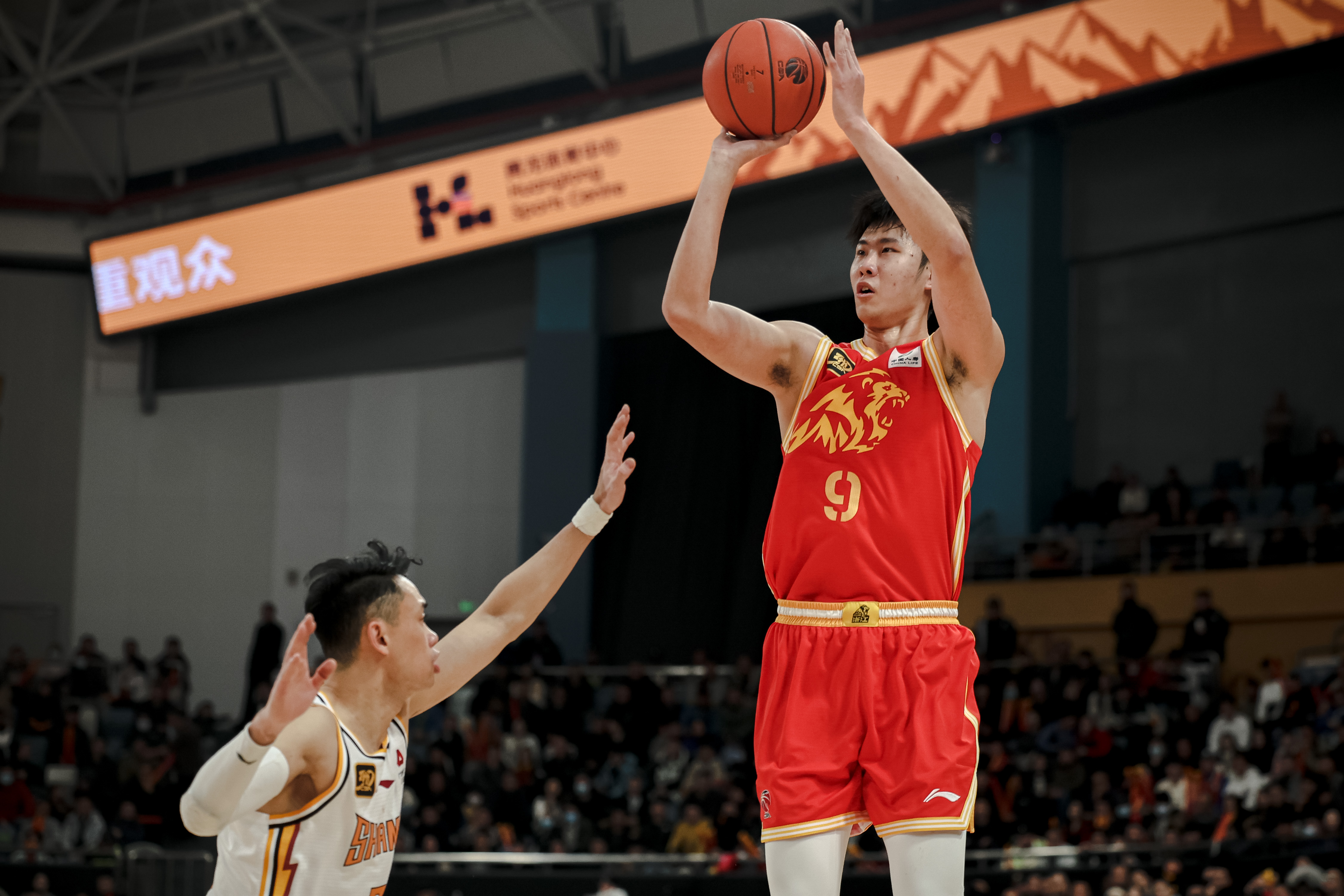 经典对决再现！两队对抗引爆赛场热情的简单介绍