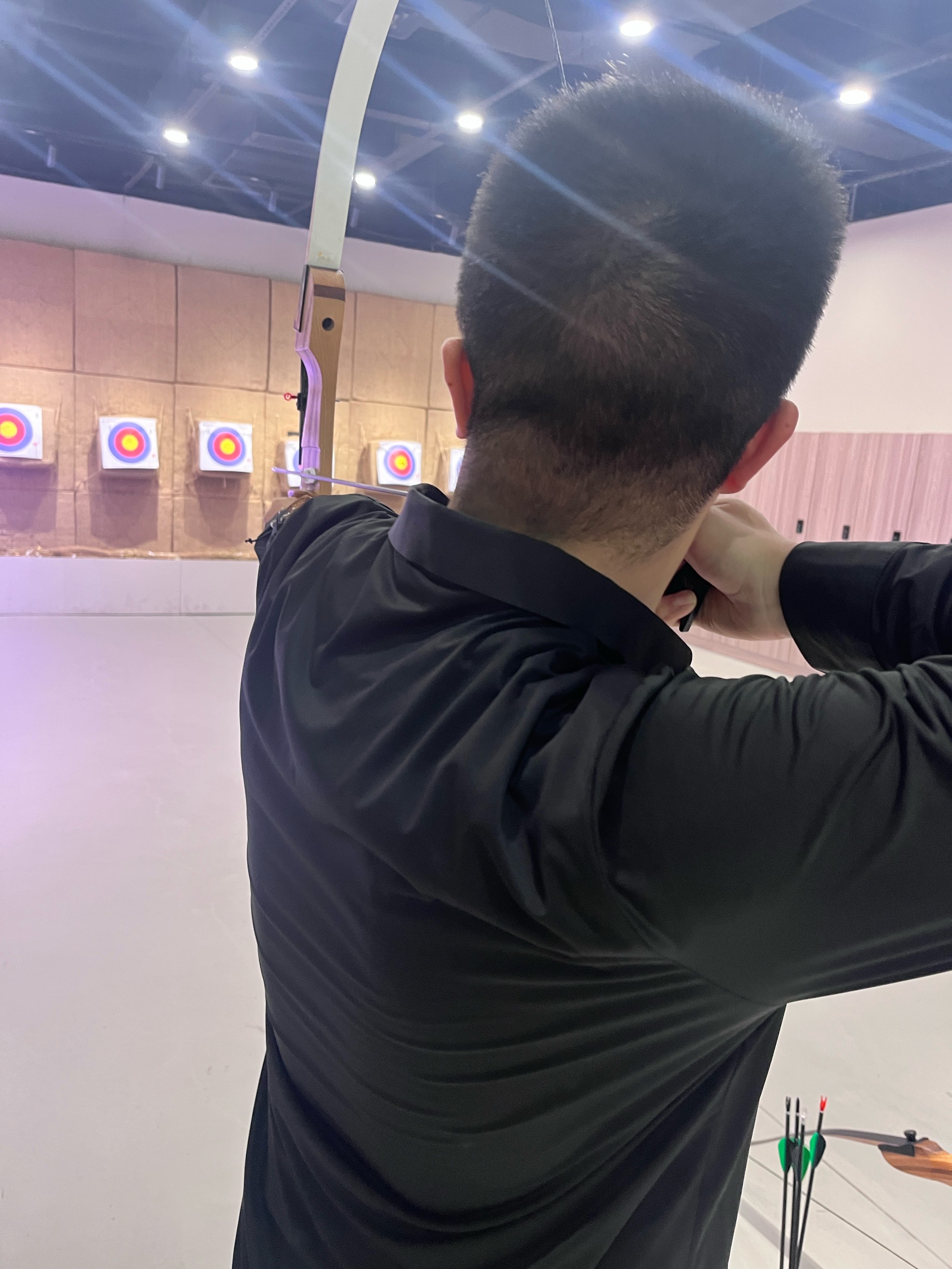 关于射箭比赛竞技激烈，箭矢穿云破风的信息