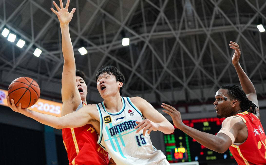 杨瀚森背靠背10+5+5失误夏联次战开拓者遭灰熊逆转(杨瀚森被开拓者截胡)