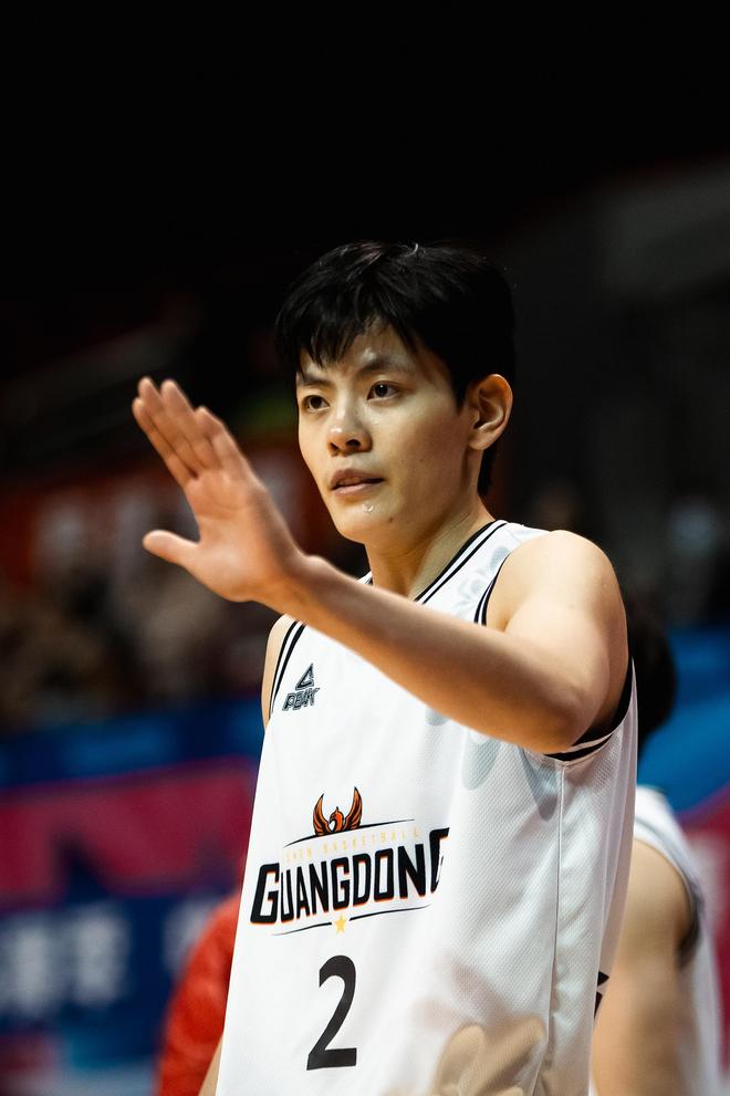 关于姐妹连线！杨力维杨舒予合砍25分老将发力助队大胜的信息