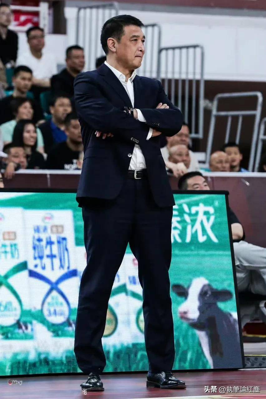 闵鹿蕾因个人原因辞职聘请张庆鹏担任主教练的简单介绍