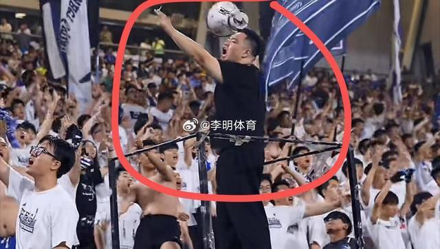 开云体育登录-球迷辱骂韦世豪妻子！队友发声：有些看台连做人的底线(球迷喊韦世豪什么)