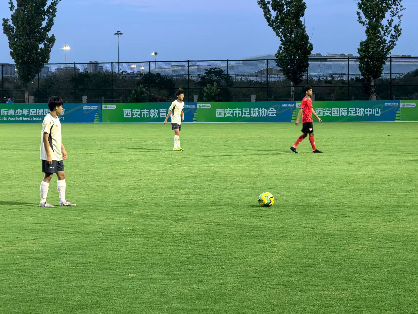 开云体育登录-包含足球赛事中出现重大冲突，裁判员临危施救的词条