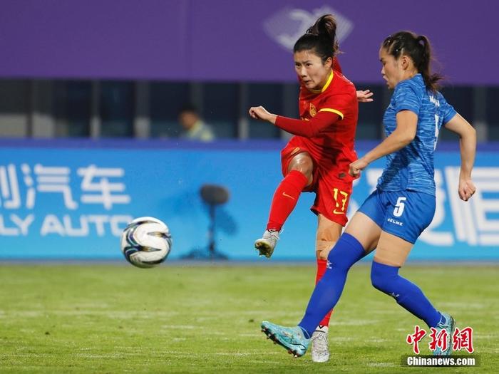 女子足球比赛场上，中国选手们呈现出色风采(中国女子足球运动)